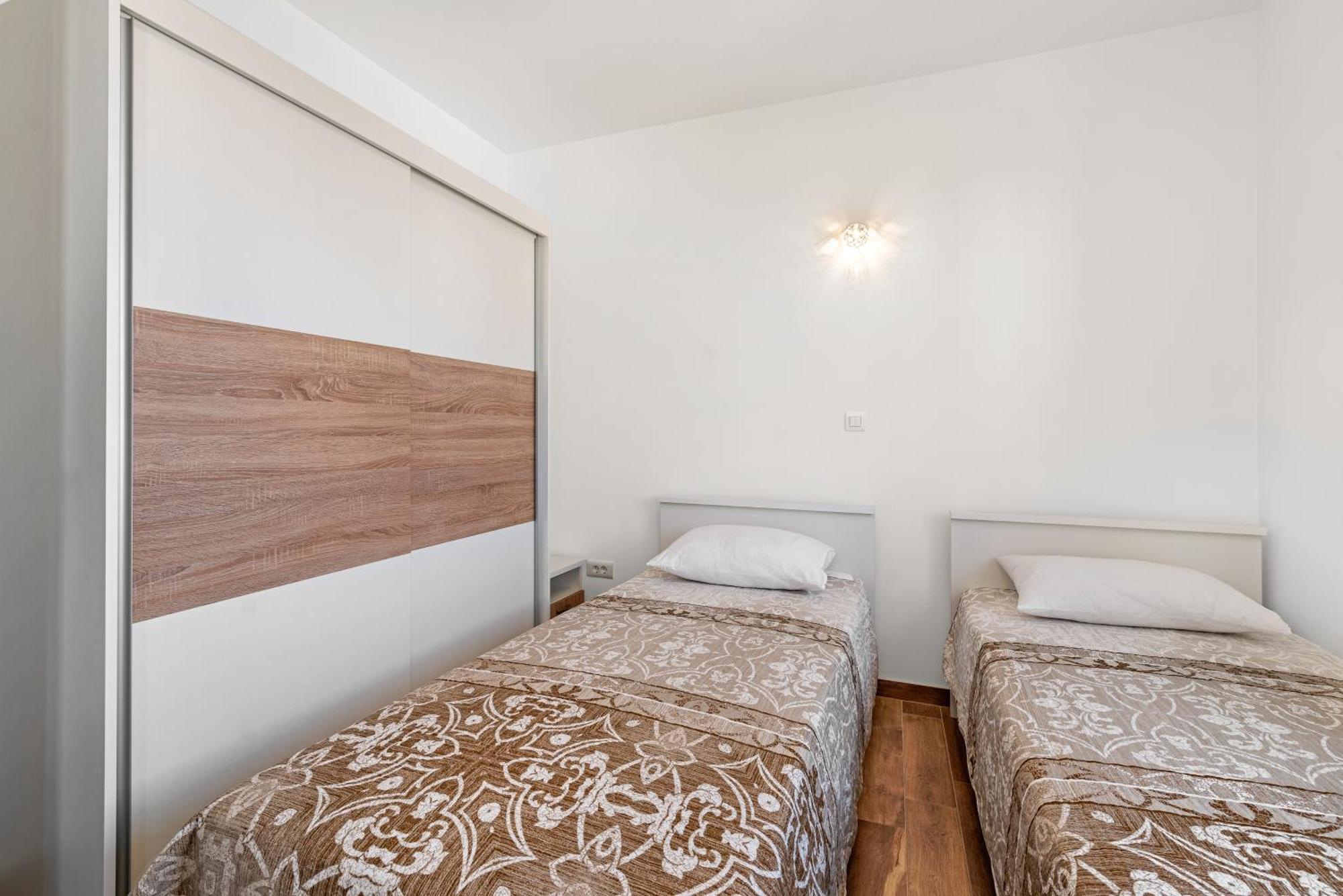 Apartments Boomerang Rogoznica  Bilik gambar